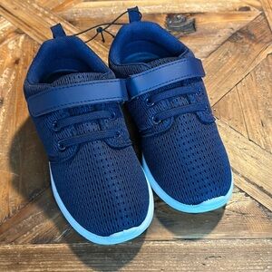 Hiitave Boys black sneakers